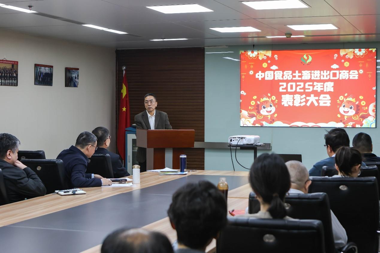 会议室里的人们AI 生成的内容可能不正确。