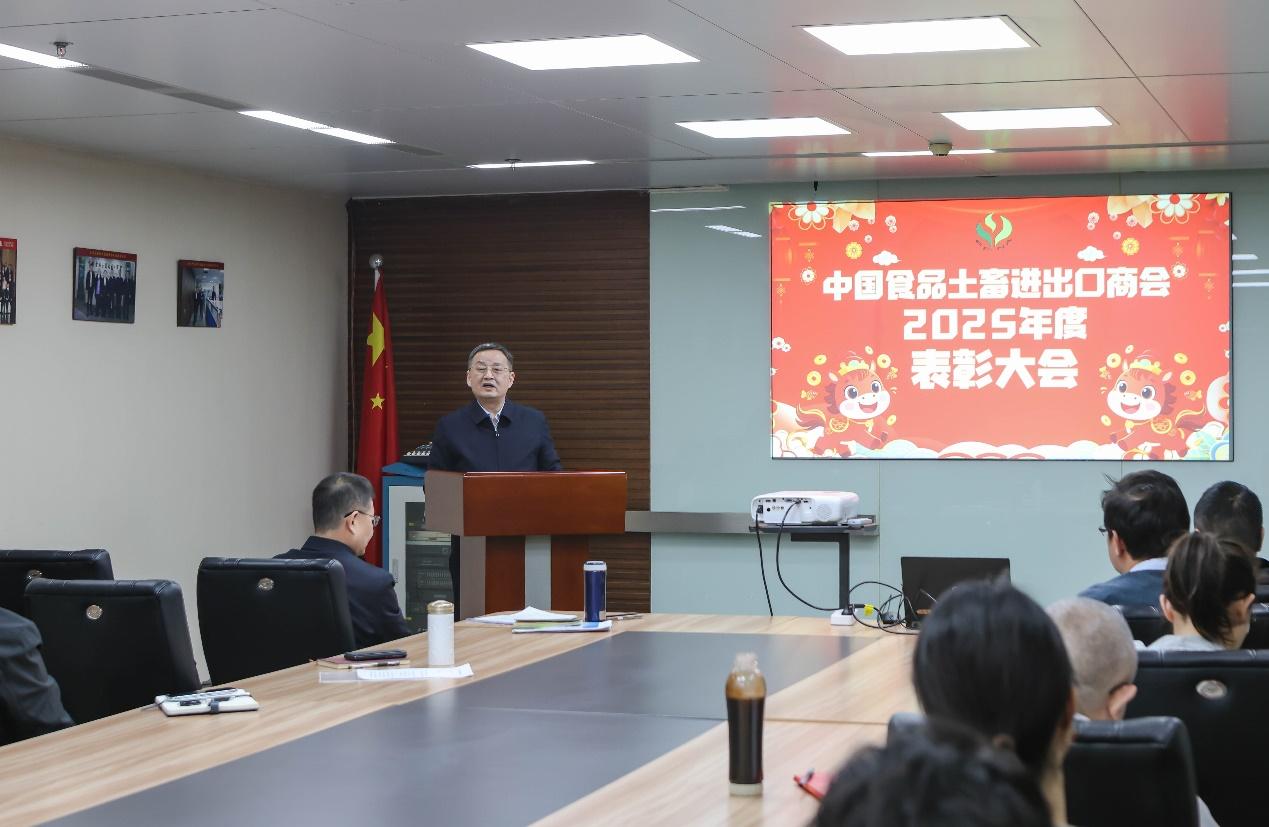 会议室里的人们AI 生成的内容可能不正确。