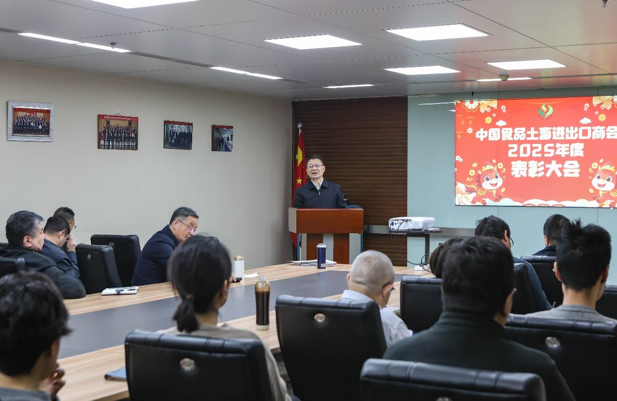 会议室里的人们AI 生成的内容可能不正确。