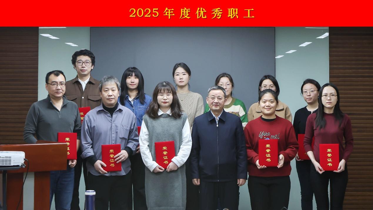 一群人站在一起合影AI 生成的内容可能不正确。