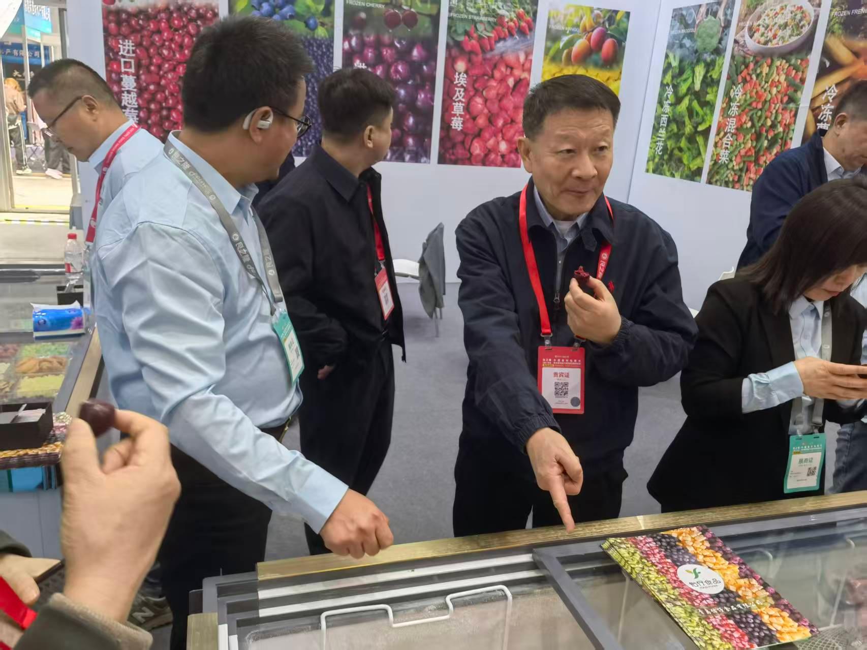 一群男人和女人在切蛋糕AI 生成的内容可能不正确。