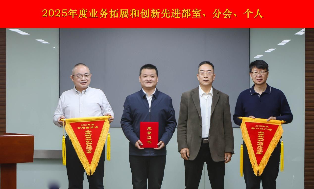 人们站在一起AI 生成的内容可能不正确。