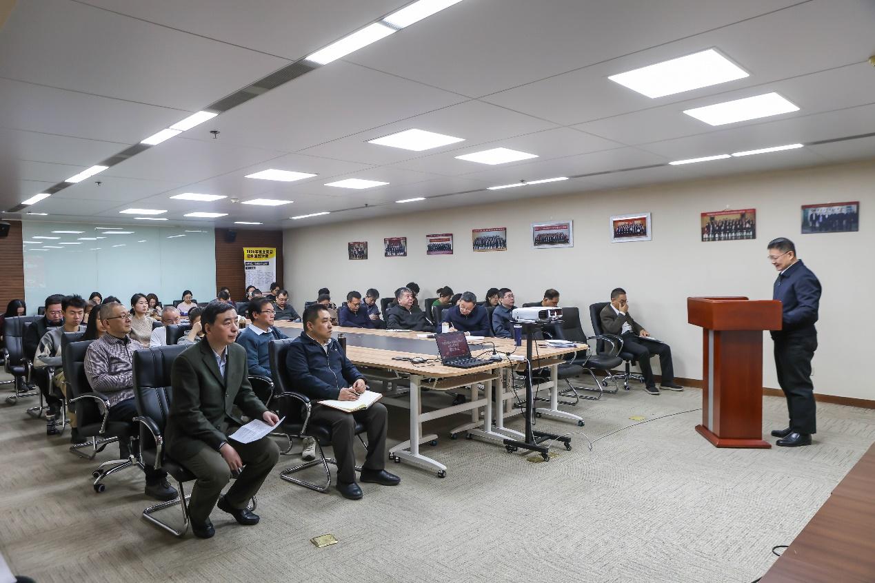 一群人站在室内AI 生成的内容可能不正确。