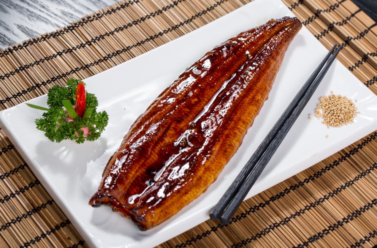 桌子上的食物已生成高可信度的说明