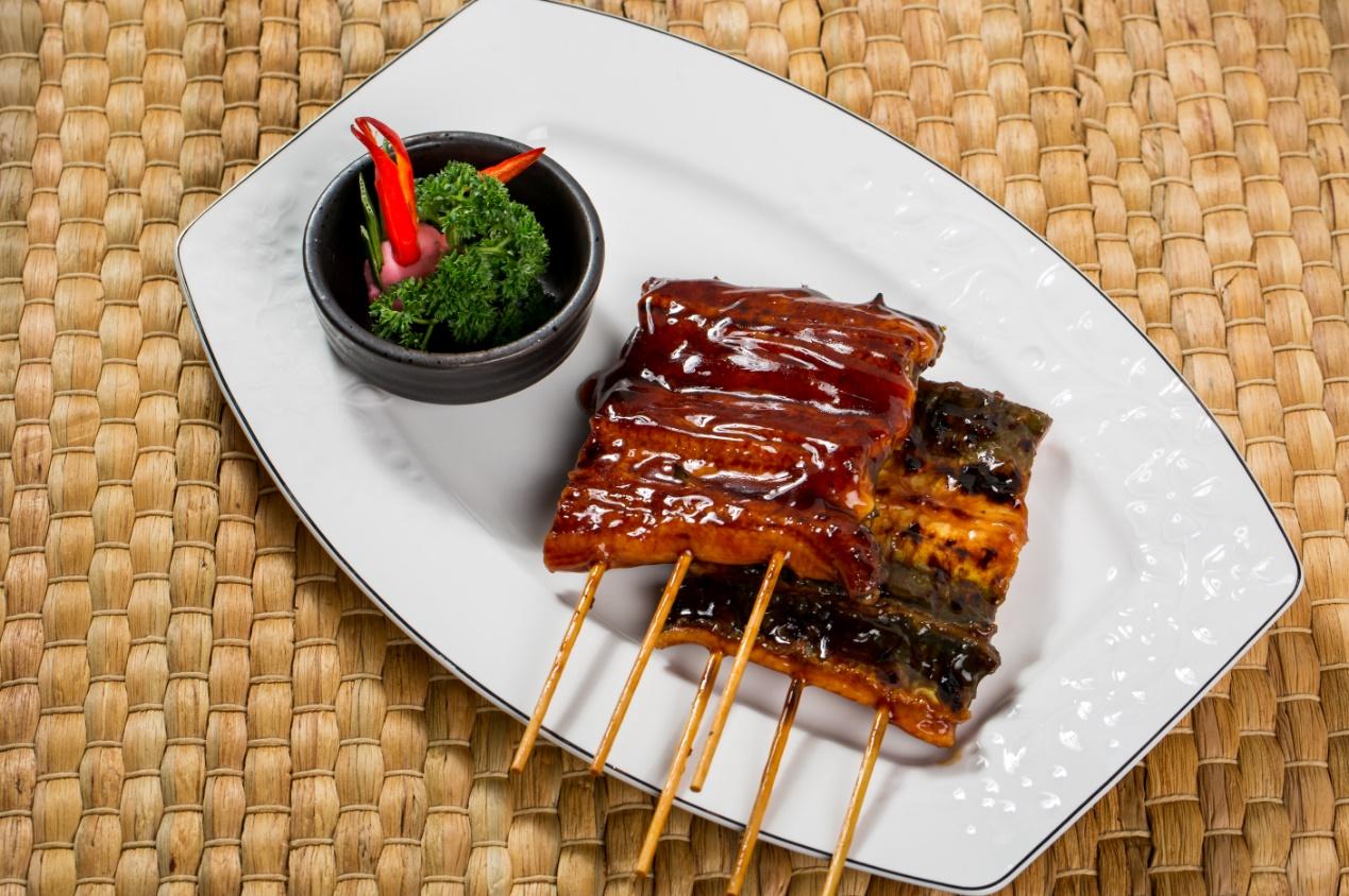 桌子上盘子里有食物已生成极高可信度的说明