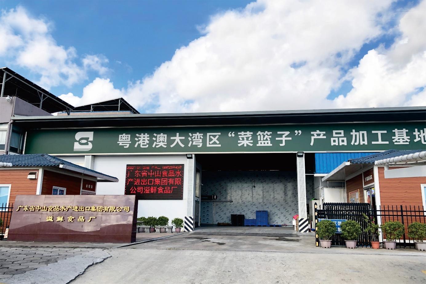 街道上有店铺的标志已生成高可信度的说明