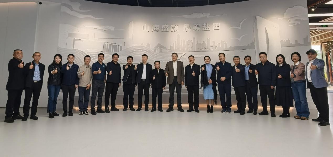 一群人站在一起AI 生成的内容可能不正确。