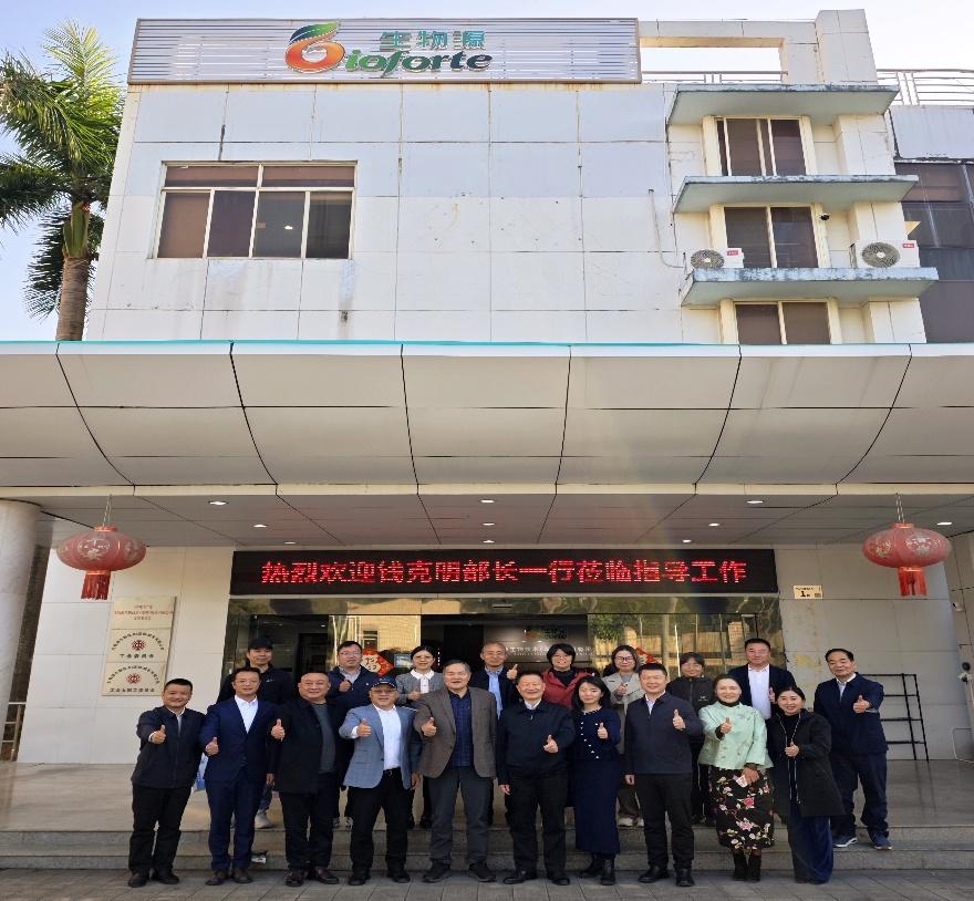 一群人站在建筑前AI 生成的内容可能不正确。