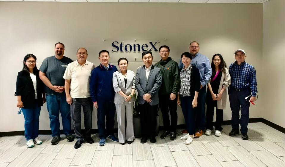 一群人站在一起合影AI 生成的内容可能不正确。