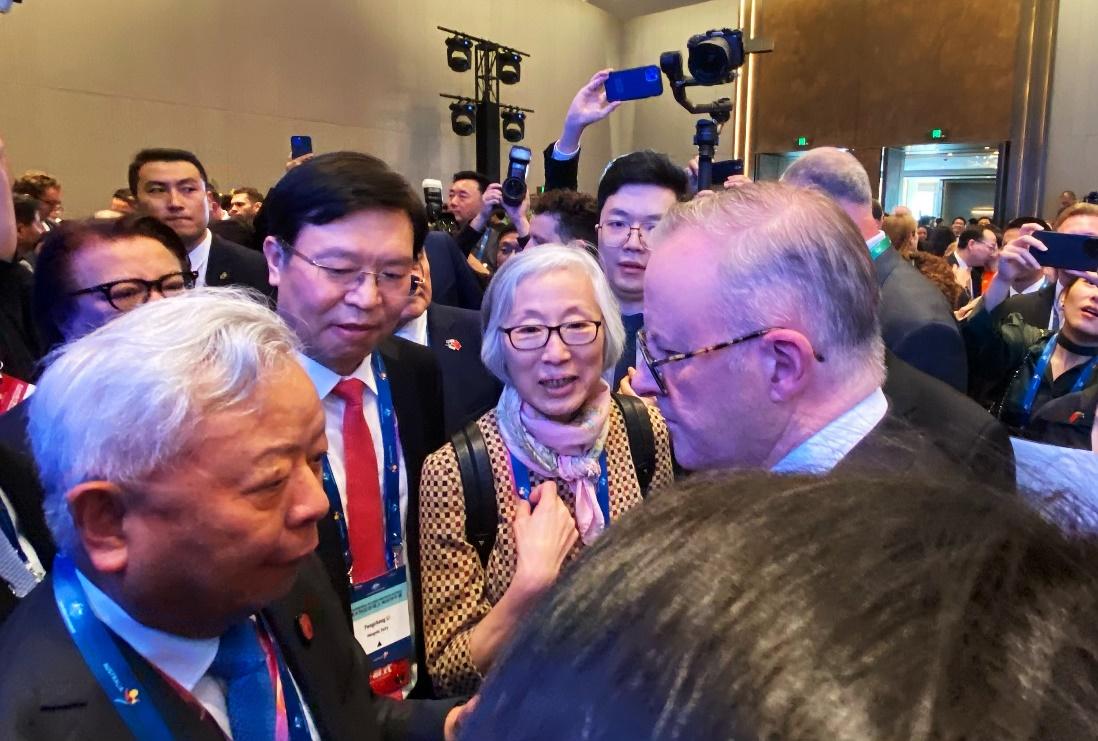 男人在人群中描述已自动生成