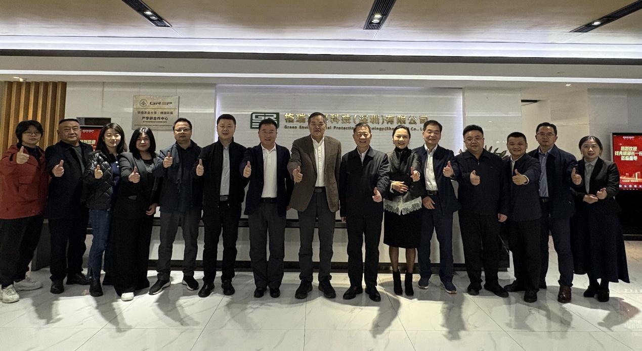 一群人站在壁报板前AI 生成的内容可能不正确。