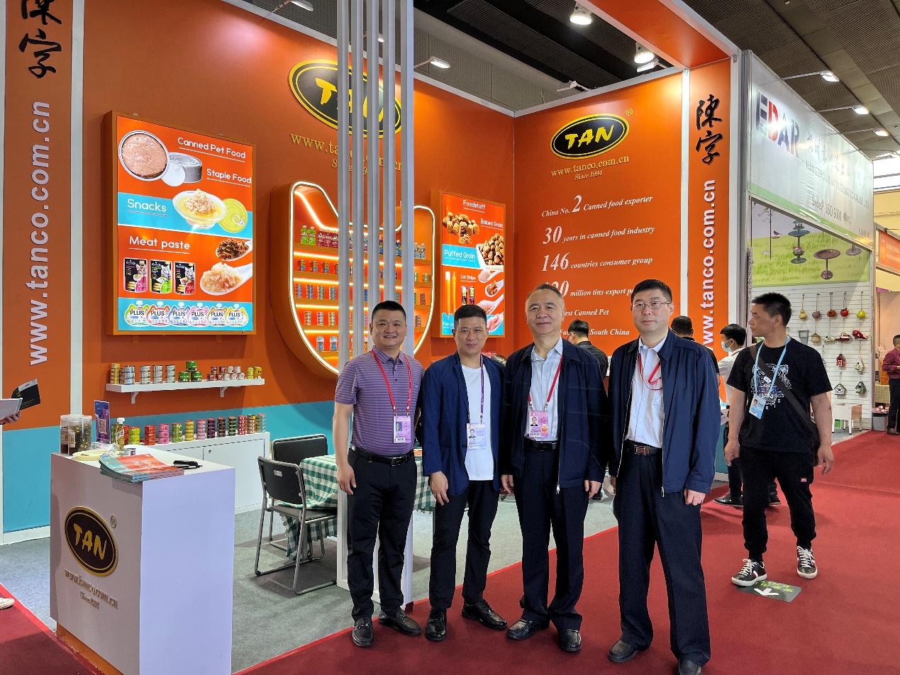 戎卫东副会长到第133届广交会食品土畜馆巡馆调研 - 中国食品土畜进出口商会