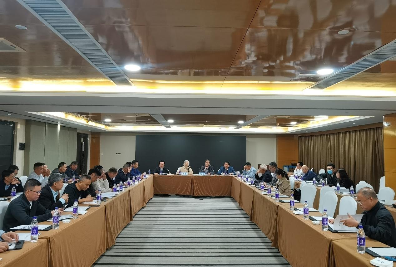 人们在看台上的人在房间里AI 生成的内容可能不正确。