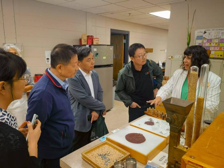 图片包含 室内, 桌子, 盒子, 一群AI 生成的内容可能不正确。