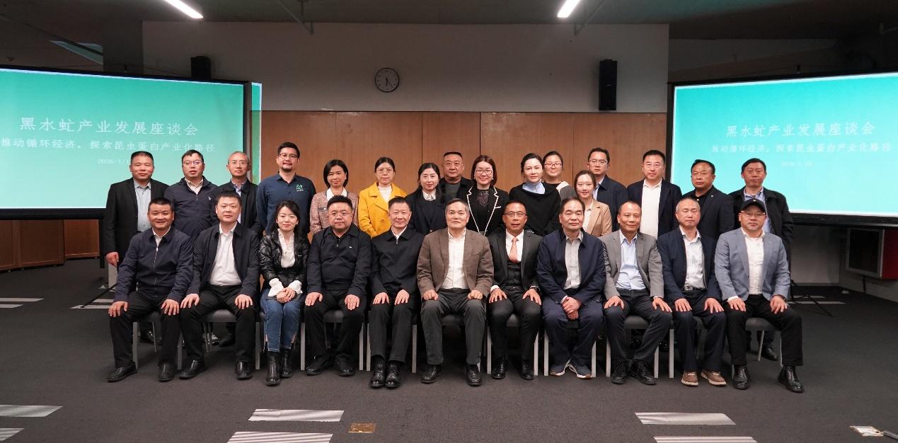 一群人站在台上AI 生成的内容可能不正确。