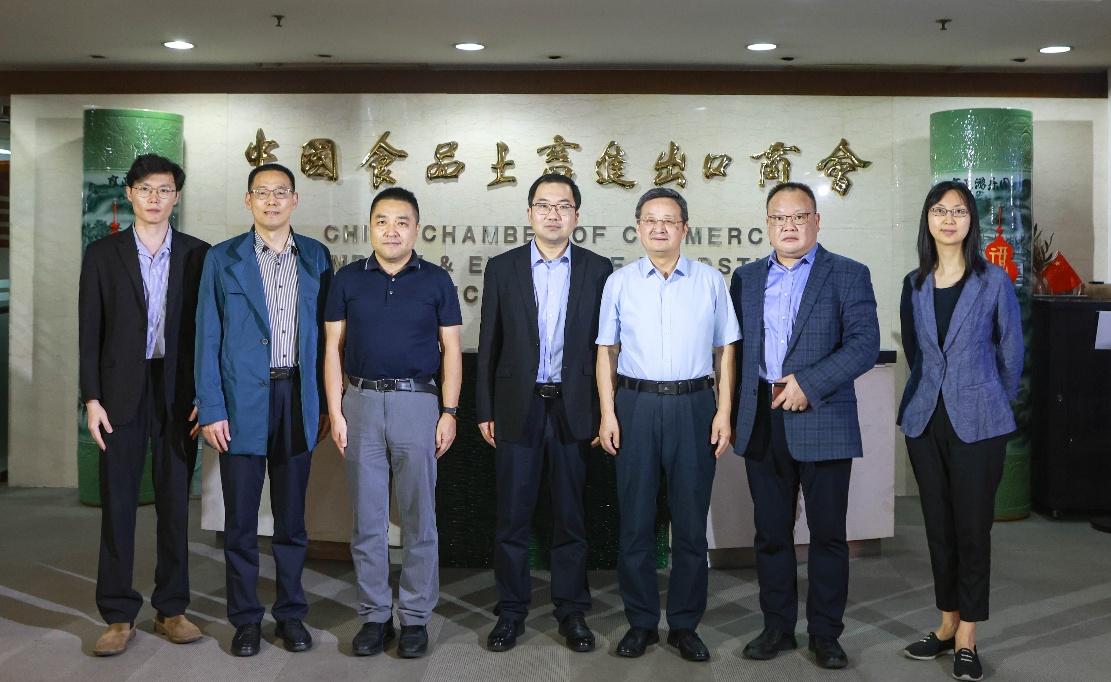 一群人站在一起合影AI 生成的内容可能不正确。